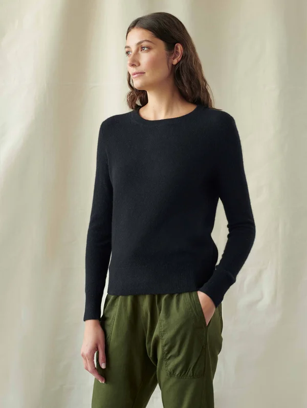 White + Warren Black Cashmere Classic Crewneck Sweater, Black, M