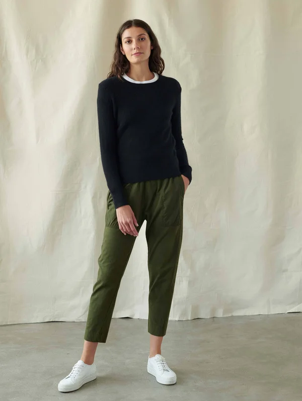 White + Warren Black Cashmere Classic Crewneck Sweater, Black, M