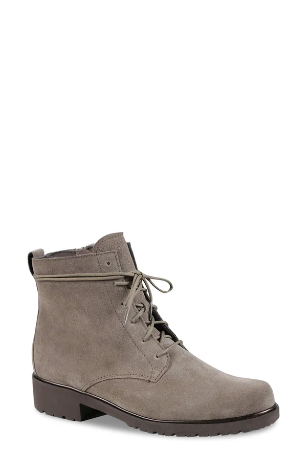 Munro Women's Finnley, Taupe Suede Size: 8.5 N