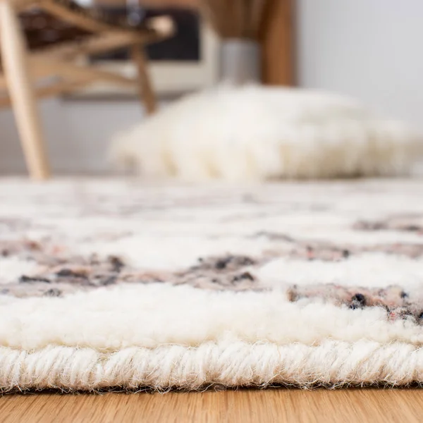 Safavieh Casablanca Rug Collection CSB528A - Ivory, Pink - 4' x 6'