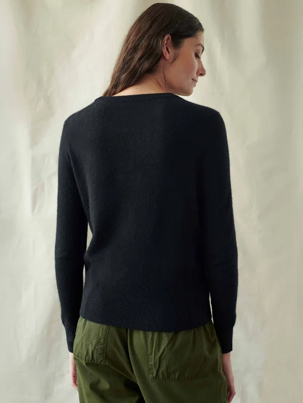 White + Warren Black Cashmere Classic Crewneck Sweater, Black, M