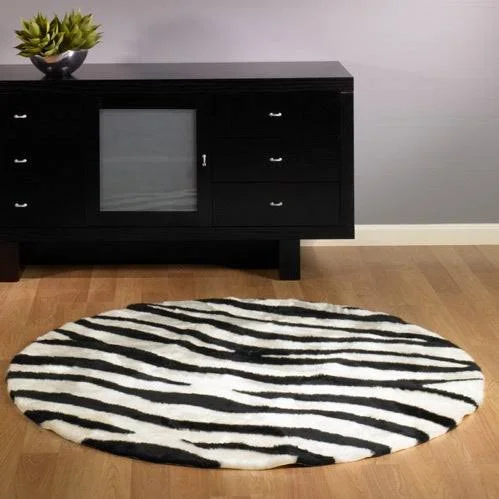 Walk on Me Rugs Black/White Faux Zebra Skin Bold Stripe Rug (4'7 x 6'7)
