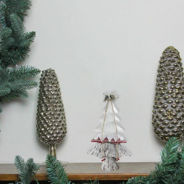 Northlight 22x22 Retro Christmas White, Red and Brown Christmas Tree Decoration