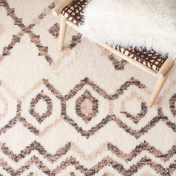 Safavieh Casablanca Rug Collection CSB528A - Ivory, Pink - 4' x 6'