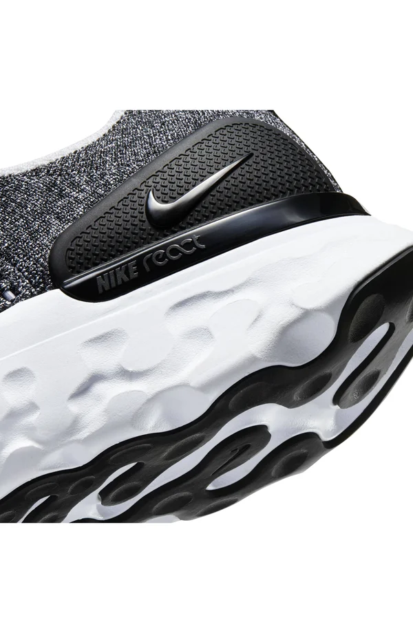 Nike Men's React Phantom Run Flyknit 2 Running Shoes, Black